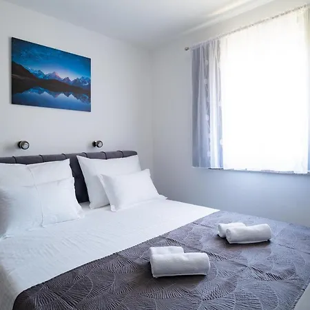 Onyx Apartment Split
