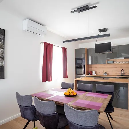 Onyx Apartment Split